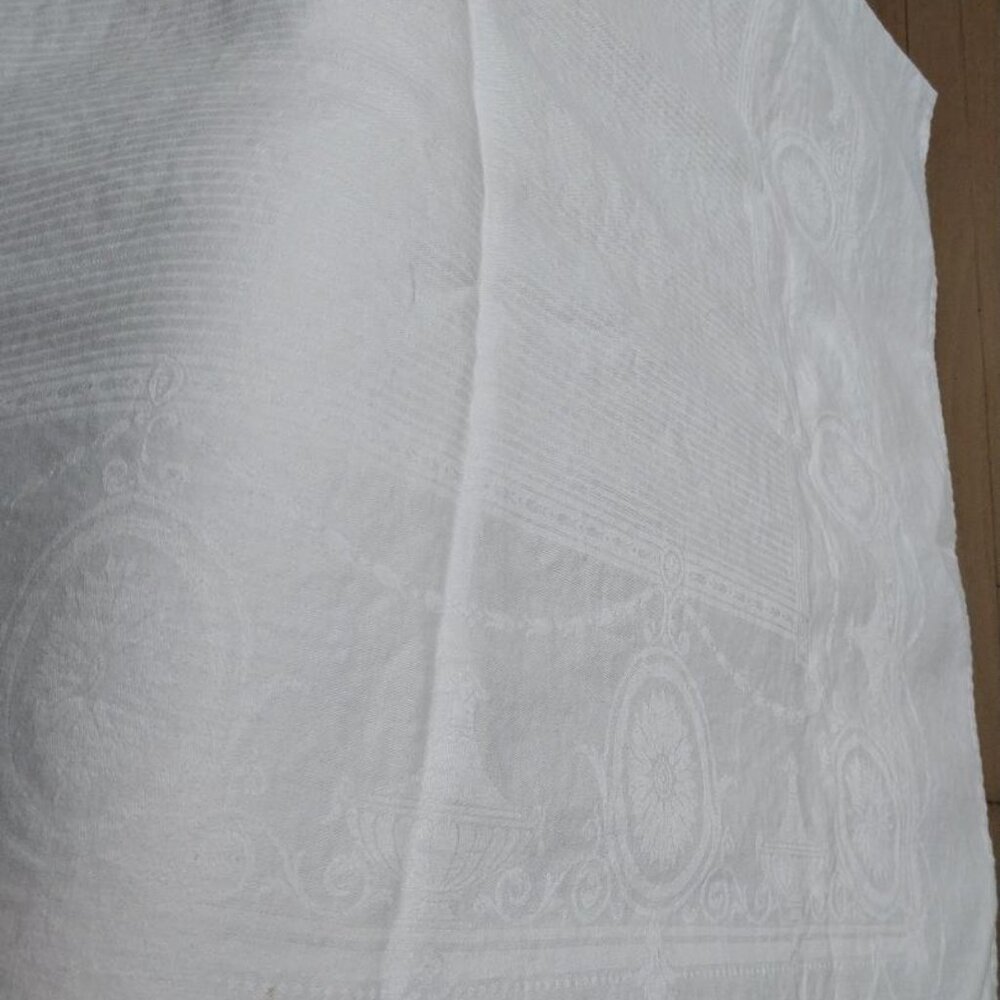 Vintage Irish Linen damask tablecloth 86 x 60